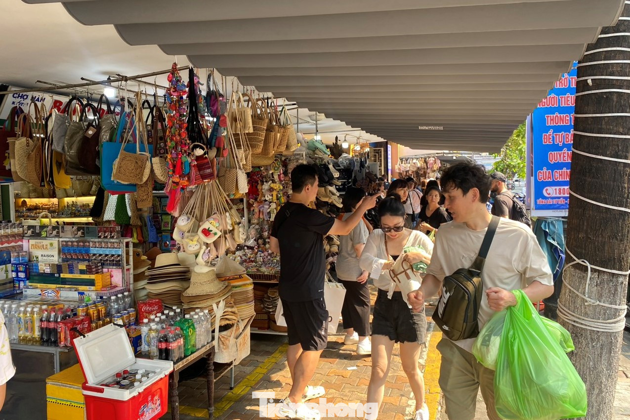 “Tôi thấy an toàn khi được đi bộ trên vỉa hè, không phải tràn xuống lòng đường. Vỉa hè đúng nghĩa là để cho người đi bộ. Hy vọng Đà Nẵng duy trì trật tự này để du khách an tâm hơn”, bà Đinh Thị Thúy Nga, du khách đến từ Hà Nội nhìn nhận. “Tôi thấy an toàn khi được đi bộ trên vỉa hè, không phải tràn xuống lòng đường. Vỉa hè đúng nghĩa là để cho người đi bộ. Hy vọng Đà Nẵng duy trì trật tự này để du khách an tâm hơn”, bà Đinh Thị Thúy Nga, du khách đến từ Hà Nội nhìn nhận.