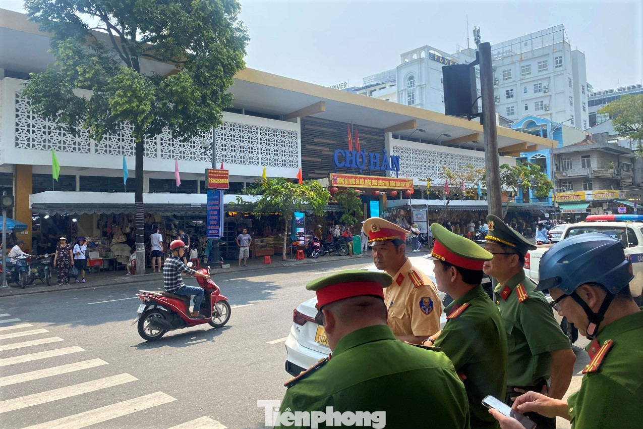 Ông Võ Trường Anh, Chủ tịch UBND phường Hải Châu 1, cho biết để đảm bảo trật tự an toàn giao thông, tạo mỹ quan đô thị, xây dựng văn minh thương mại tại chợ du lịch lớn nhất thành phố, lực lượng chức năng sẽ kiểm tra, xử lý các hành vi đậu đỗ xe không đúng nơi quy định, sử dụng xe đẩy, xe thô sơ làm quầy hàng kinh doanh, gây cản trở giao thông và làm mất mỹ quan đô thị. Trên lĩnh vực trật tự đô thị, sẽ tập trung chấm dứt hành vi lấn chiếm vỉa hè xung quanh chợ Hàn. Ngoài ra, các lực lượng sẽ kiểm tra, xử lý tình trạng đổ xả nước thải, dán tờ rơi, quảng cáo rao vặt trên cây xanh, trụ điện không đúng quy định, tình trạng sử dụng vỉa hè để các vật dụng, bảng hiệu, các loại dù di động che chắn trên vỉa hè, gây cản trở giao thông. “Đối với những trường hợp không thực hiện hoặc tái phạm, chúng tôi sẽ kiên quyết xử lý”, ông Anh khẳng định. Ông Võ Trường Anh, Chủ tịch UBND phường Hải Châu 1, cho biết để đảm bảo trật tự an toàn giao thông, tạo mỹ quan đô thị, xây dựng văn minh thương mại tại chợ du lịch lớn nhất thành phố, lực lượng chức năng sẽ kiểm tra, xử lý các hành vi đậu đỗ xe không đúng nơi quy định, sử dụng xe đẩy, xe thô sơ làm quầy hàng kinh doanh, gây cản trở giao thông và làm mất mỹ quan đô thị. Trên lĩnh vực trật tự đô thị, sẽ tập trung chấm dứt hành vi lấn chiếm vỉa hè xung quanh chợ Hàn. Ngoài ra, các lực lượng sẽ kiểm tra, xử lý tình trạng đổ xả nước thải, dán tờ rơi, quảng cáo rao vặt trên cây xanh, trụ điện không đúng quy định, tình trạng sử dụng vỉa hè để các vật dụng, bảng hiệu, các loại dù di động che chắn trên vỉa hè, gây cản trở giao thông. “Đối với những trường hợp không thực hiện hoặc tái phạm, chúng tôi sẽ kiên quyết xử lý”, ông Anh khẳng định.