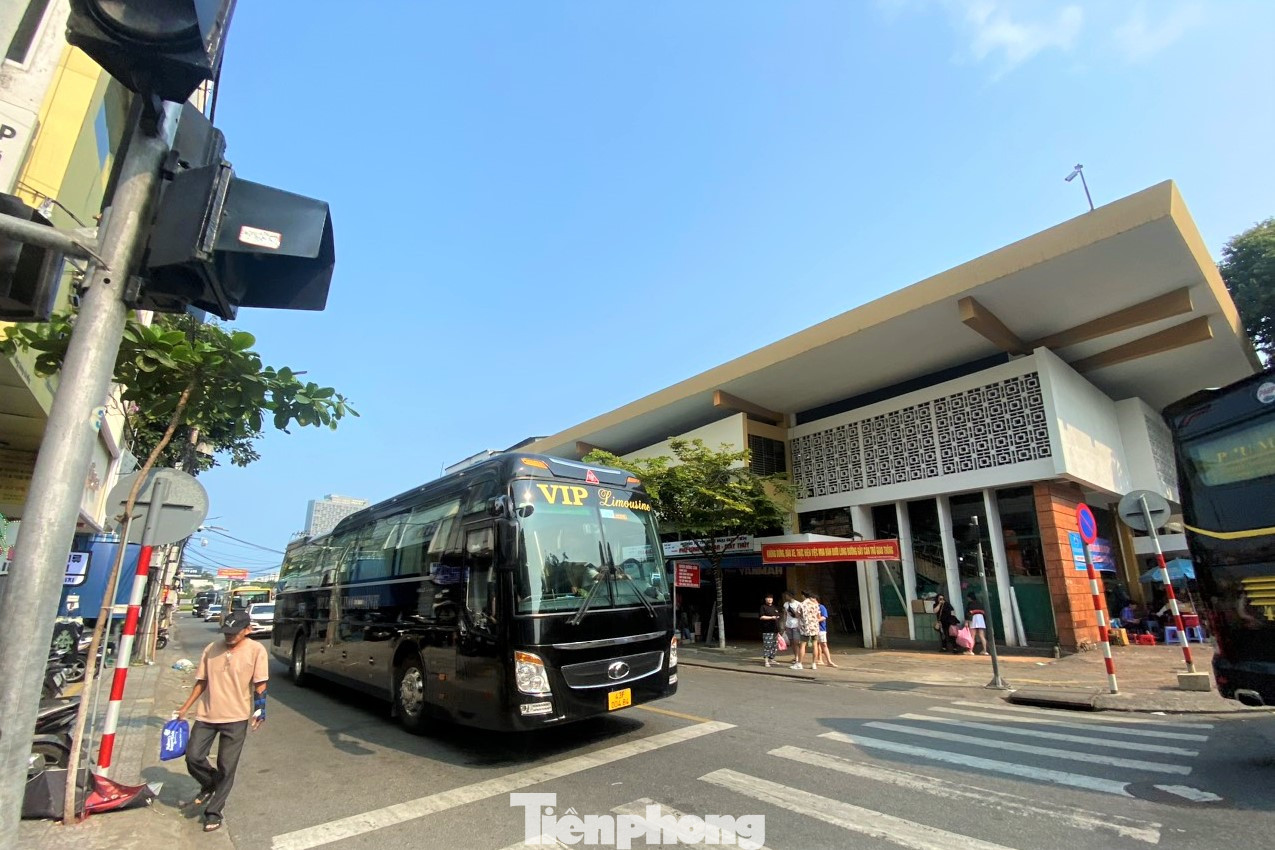 Trong 2 khung giờ cao điểm từ 10h-12h và từ 16h30-18h các phương tiện lưu thông một chiều trên tuyến đường Hùng Vương, Nguyễn Thái Học (đoạn từ Bạch Đằng đến Trần Phú). Trong ảnh, xe cộ lưu thông một chiều trên đường Hùng Vương. Ảnh: Thanh Trần. Trong 2 khung giờ cao điểm từ 10h-12h và từ 16h30-18h các phương tiện lưu thông một chiều trên tuyến đường Hùng Vương, Nguyễn Thái Học (đoạn từ Bạch Đằng đến Trần Phú). Trong ảnh, xe cộ lưu thông một chiều trên đường Hùng Vương. Ảnh: Thanh Trần.