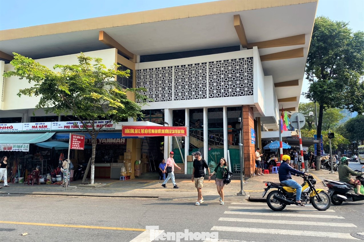 Ngay trong ngày đầu thí điểm đi một chiều, các tuyến đường quanh chợ đã thông suốt hơn, nhất là tại các ngã tư. Ngay trong ngày đầu thí điểm đi một chiều, các tuyến đường quanh chợ đã thông suốt hơn, nhất là tại các ngã tư.