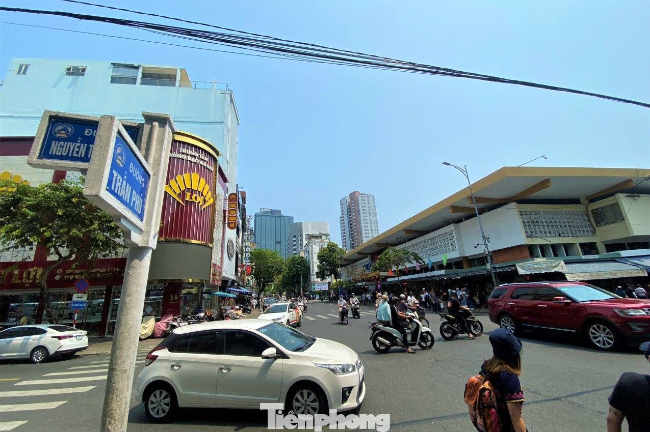 Ông Nguyễn Trung Thành, Trưởng BQL chợ Hàn cho hay cứ vào giờ cao điểm thì xe cộ tan làm, tới mua sắm của người dân và xe chở khách du lịch đi các tuyến đường quanh chợ rất đông, vì vậy việc ùn ứ giao thông xảy ra thường xuyên. Khi tổ chức giao thông một chiều, chợ Hàn nhìn thoáng hơn, trật tự hơn, không còn cảnh xe cộ hỗn độn. Ông Nguyễn Trung Thành, Trưởng BQL chợ Hàn cho hay cứ vào giờ cao điểm thì xe cộ tan làm, tới mua sắm của người dân và xe chở khách du lịch đi các tuyến đường quanh chợ rất đông, vì vậy việc ùn ứ giao thông xảy ra thường xuyên. Khi tổ chức giao thông một chiều, chợ Hàn nhìn thoáng hơn, trật tự hơn, không còn cảnh xe cộ hỗn độn.