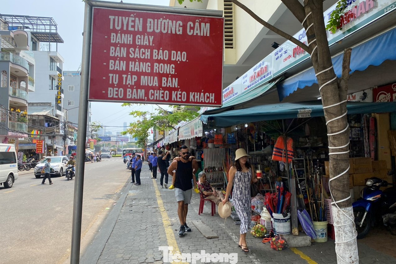 Các tiểu thương buôn bán quanh chợ cũng chấp hành việc phân định ranh giới của chợ và vỉa hè, không bày bán, lấn chiếm vỉa hè. Theo ông Thành, điều đó còn thể hiện văn hóa, văn minh thương mại của tiểu thương Đà Nẵng. Các tiểu thương buôn bán quanh chợ cũng chấp hành việc phân định ranh giới của chợ và vỉa hè, không bày bán, lấn chiếm vỉa hè. Theo ông Thành, điều đó còn thể hiện văn hóa, văn minh thương mại của tiểu thương Đà Nẵng.