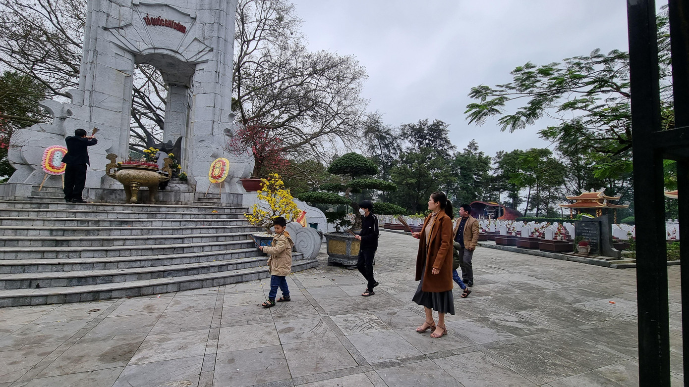 “Không 27/7 thì Tết, năm nào tôi cũng vào đây thắp nhang cho người thân và những liệt sĩ khác để bớt lạnh lẽo. Máu xương của họ đổ xuống chúng ta mới có ngày hôm nay”, cô trải lòng.