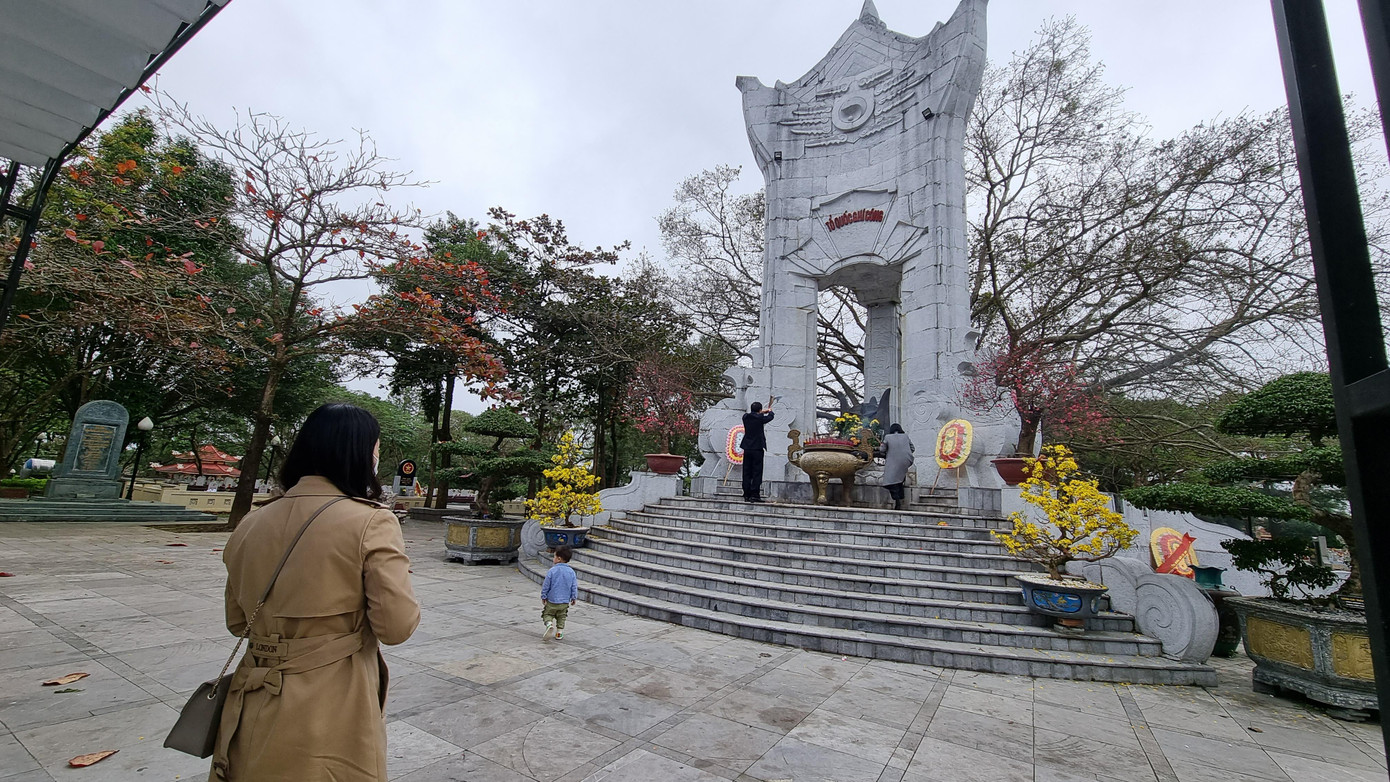 Khu hành lễ không khi nào vắng người.