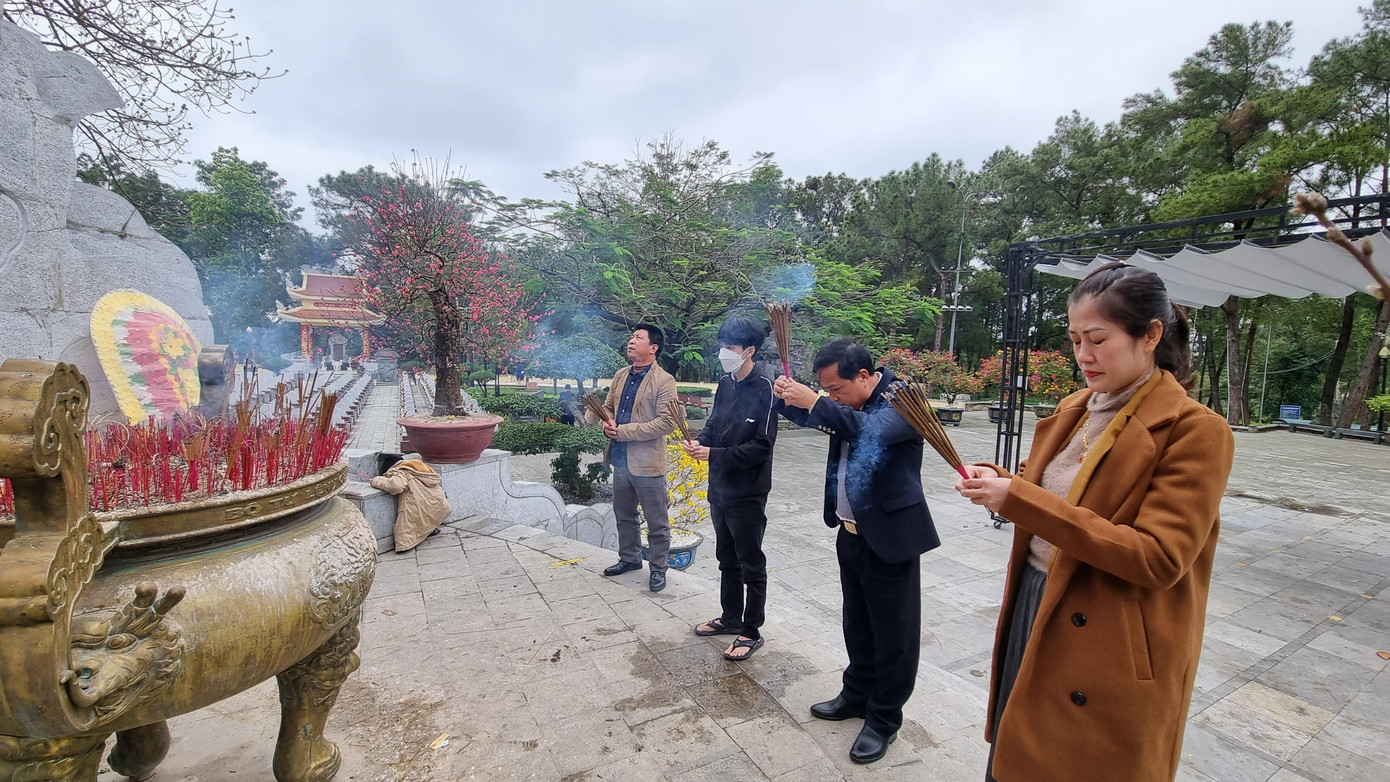 Giữa chốn linh thiêng, nhiều người không cầm được nước mắt.