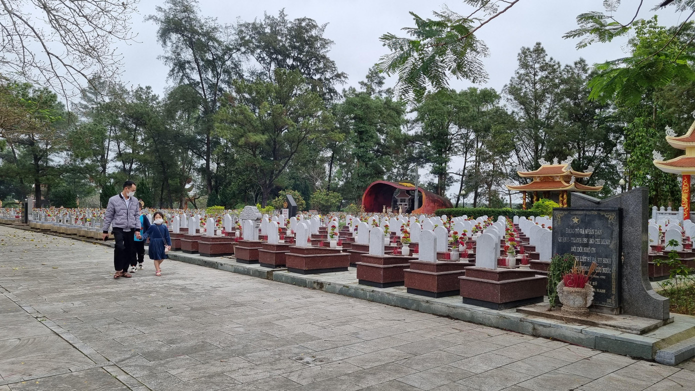 Nghĩa trang liệt sĩ Trường Sơn là nghĩa trang quy mô lớn nhất nước, quy tụ hơn 10.000 phần mộ của các liệt sĩ có tổng diện tích 140.000m2. Phần đất mộ được phân thành 10 khu vực chính.