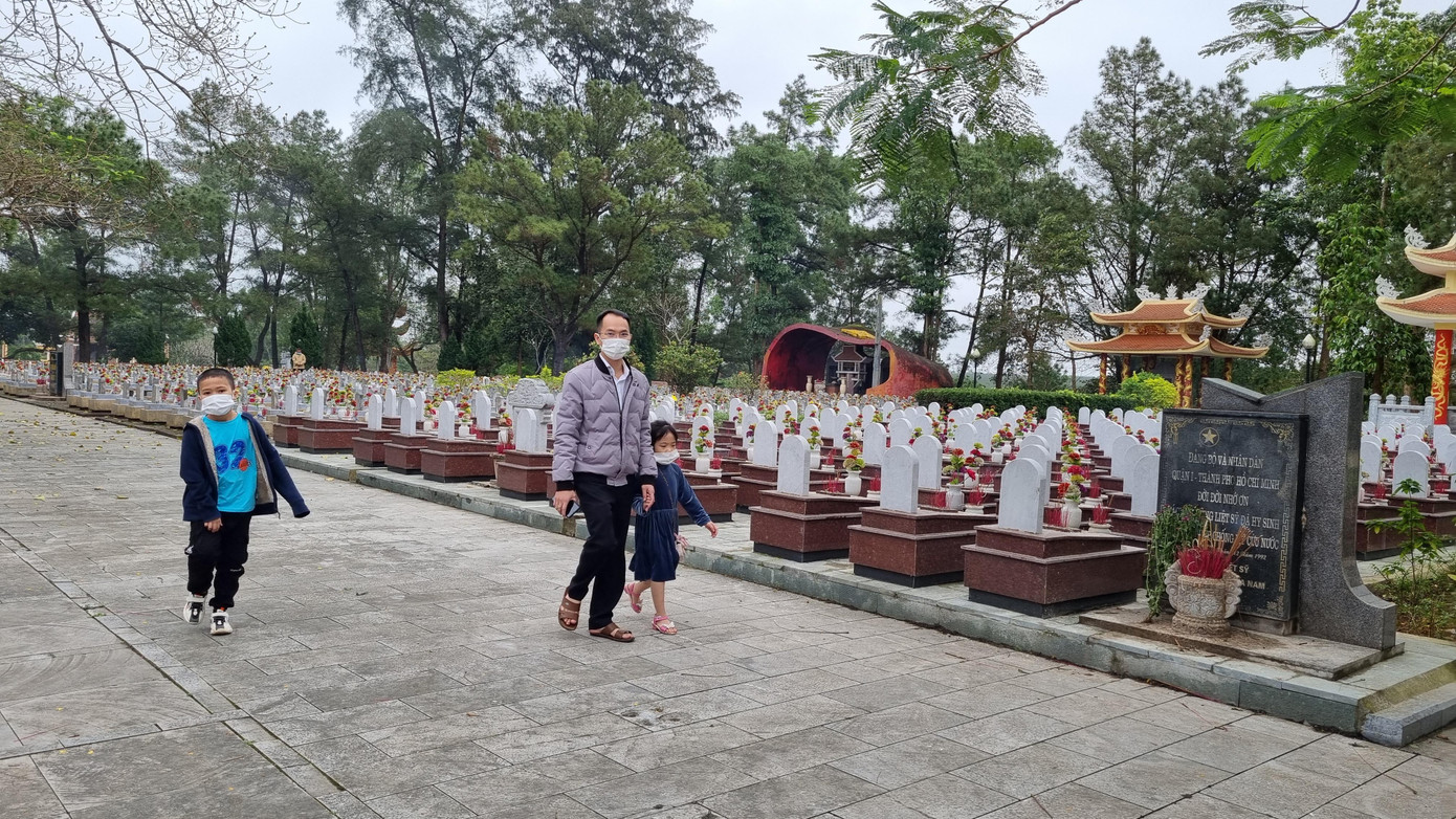 Nhiều gia đình chạy hàng chục km lên đây để thắp nén nhang, tưởng nhớ, biết ơn những người nằm xuống.