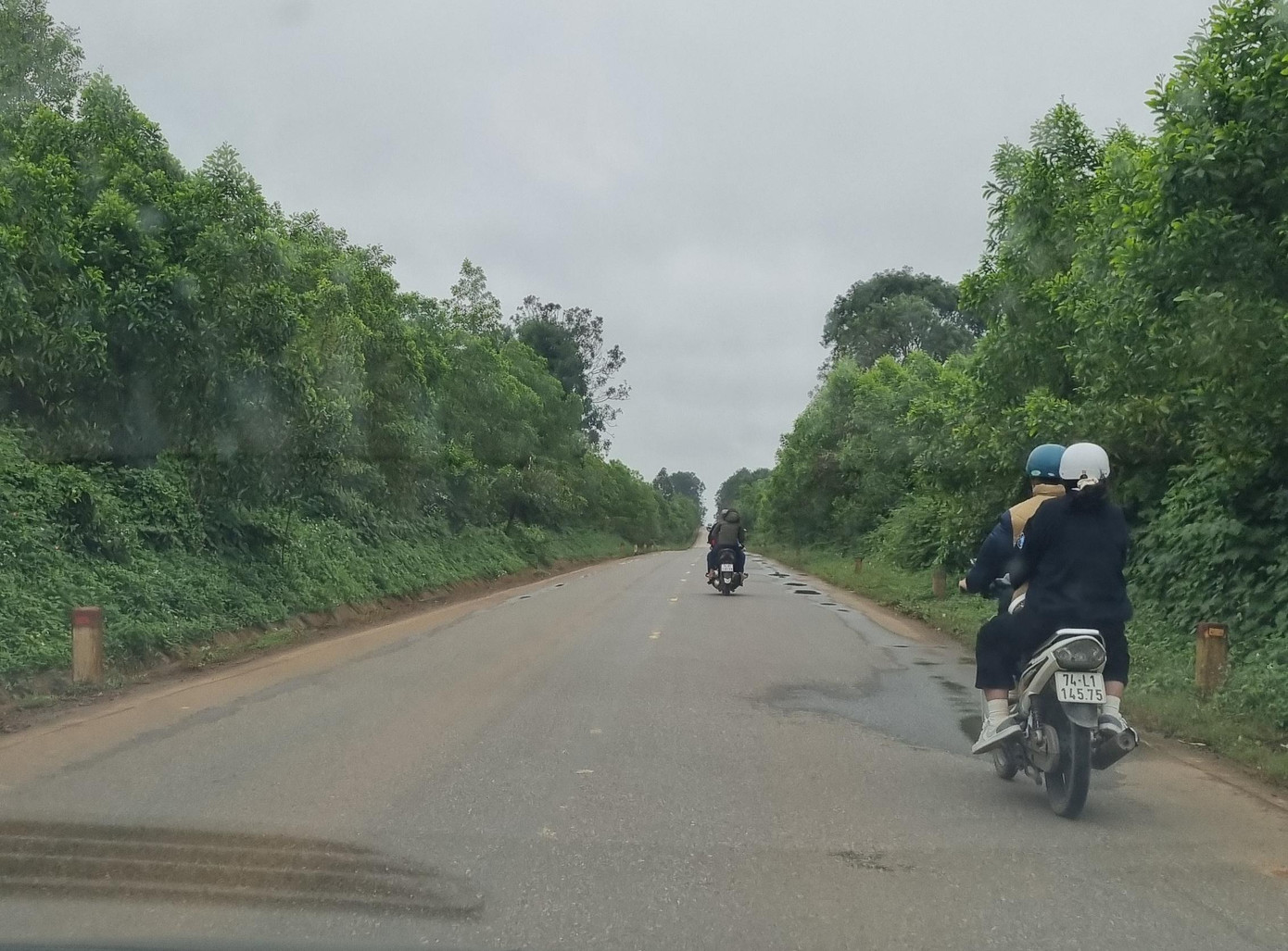Nghĩa trang nằm bên đường quốc lộ 15, thuộc địa phận xã Vĩnh Trường, huyện Gio Linh, cách trung tâm tỉnh lỵ (TP Đông Hà) gần 40km, nhưng từng dòng xe vẫn không ngại đường xa, từ sáng tới chiều tìm đến.