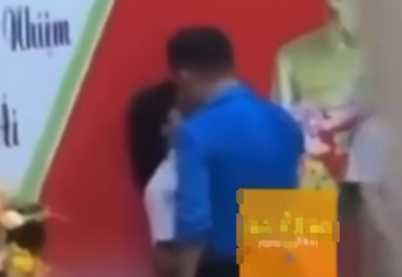 Nữ sinh bị cán bộ trường ép sát vào tường và có nhiều "hành động lạ". (Ảnh cắt từ clip).