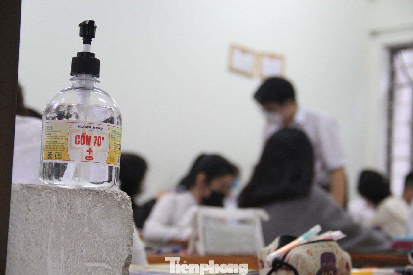 Bình sát khuẩn, thùng rác bố trí khắp các dãy phòng học. Học sinh được nhắc nhở thường xuyên rửa tay bằng xà phòng, dung dịch sát khuẩn; không dùng chung các đồ dùng cá nhân; bỏ rác đúng nơi quy định...