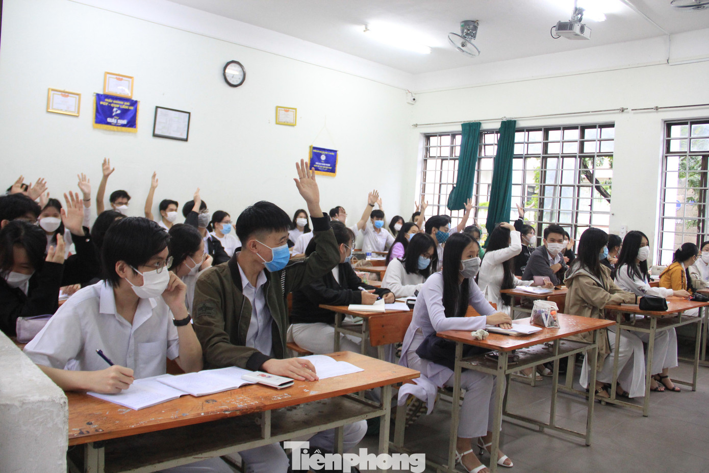 Lớp học tại trường THPT Phan Châu Trinh bình bầu lại ban cán sự lớp trong buổi học đầu tiên.