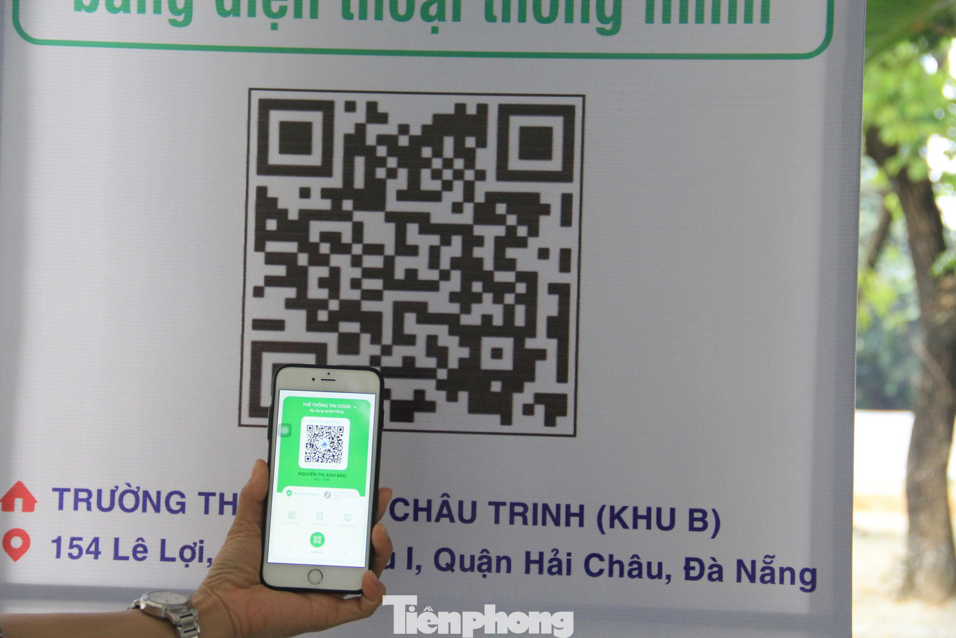 QR Code dán nhiều nơi và yêu cầu bất cứ ai vào trường (kể cả học sinh) đều phải quét mã trong trường. Đối với người cần vào làm việc trong trường (cung cấp thực phẩm, sửa chữa cơ sở vật chất…) phải khai báo y tế tại địa chỉ https://khaibaoyte.danang.gov.vn hoặc trên app mobile Danang Smart City.