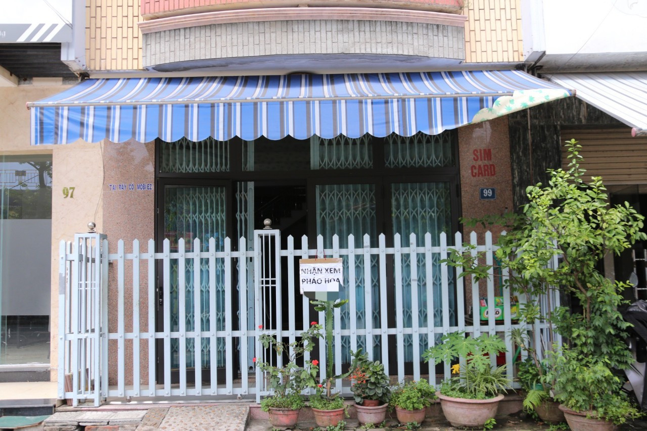 Bảng báo bán vé, đặt chỗ xem pháo hoa mọc lên khắp tuyến đường Trần Hưng Đạo. Bảng báo bán vé, đặt chỗ xem pháo hoa mọc lên khắp tuyến đường Trần Hưng Đạo.