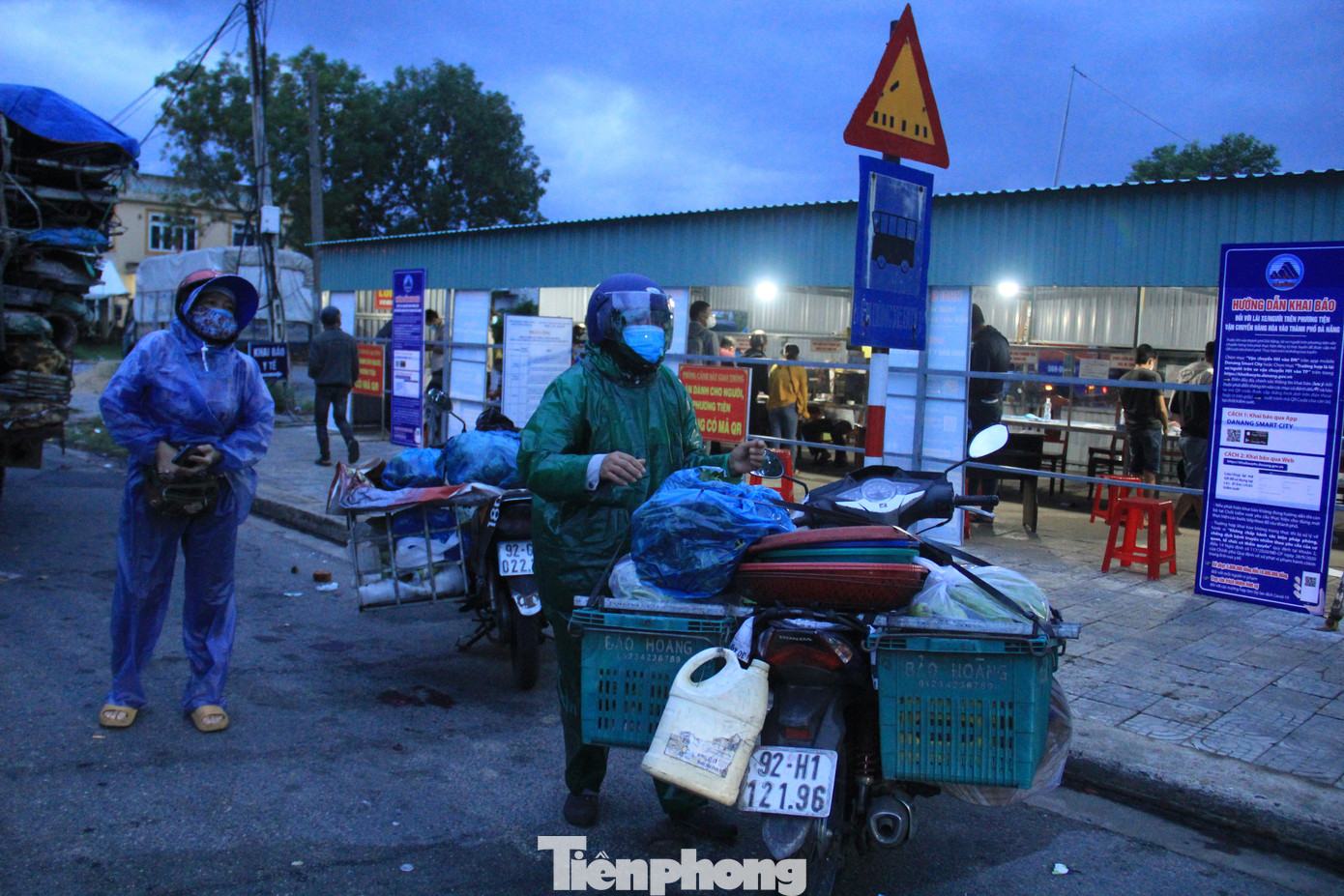 Từ mờ sáng, hàng trăm người dân Quảng Nam chạy xe máy ra Đà Nẵng. Họ chủ yếu là người buôn bán nhỏ lẻ ở các chợ, hoặc đi bỏ hàng. Từ mờ sáng, hàng trăm người dân Quảng Nam chạy xe máy ra Đà Nẵng. Họ chủ yếu là người buôn bán nhỏ lẻ ở các chợ, hoặc đi bỏ hàng.