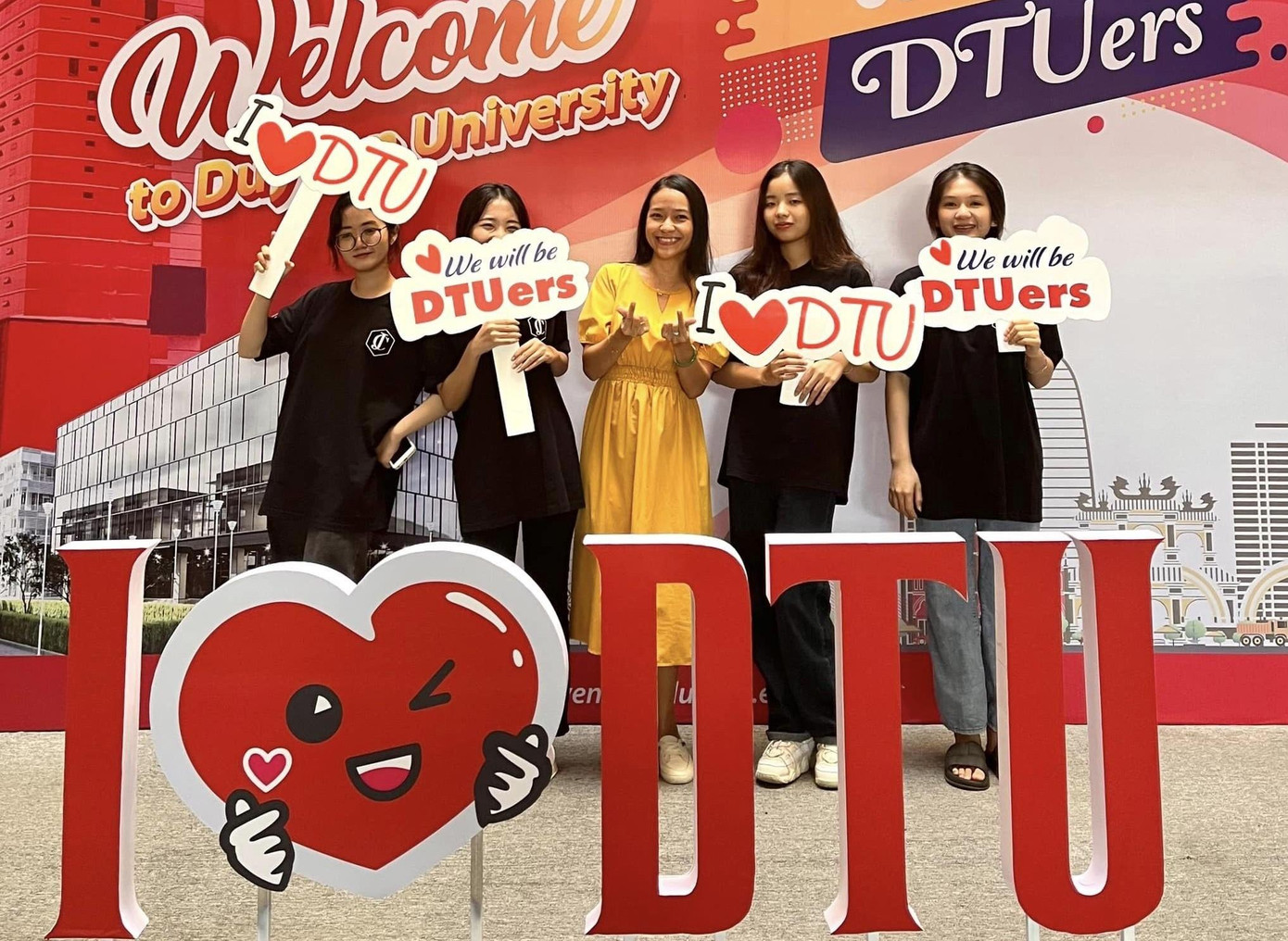 Chào mừng tân sinh viên DTU khoá K28 nhập học. Chào mừng tân sinh viên DTU khoá K28 nhập học.