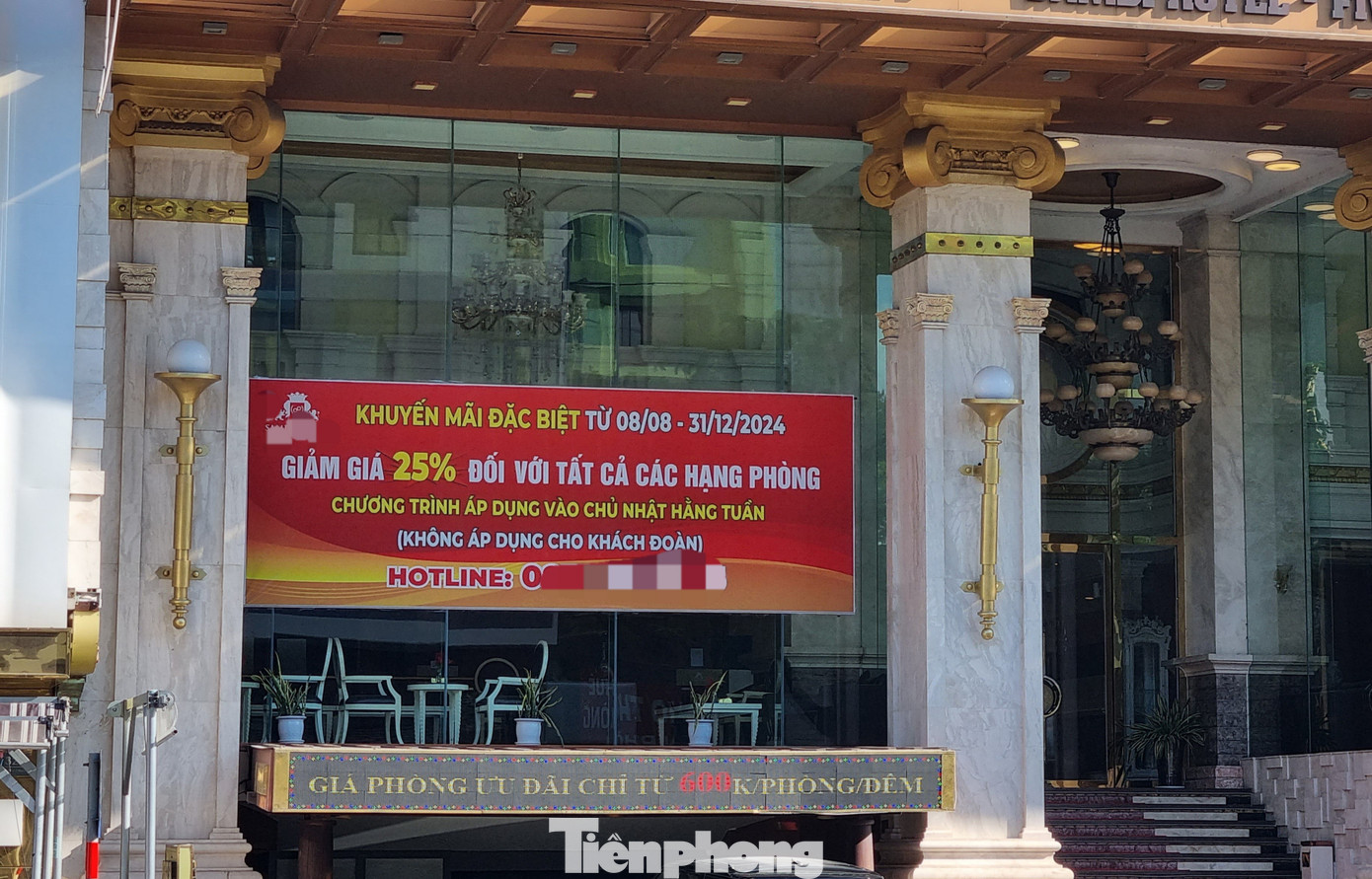 Một khách sạn gần sân bay Đà Nẵng, giữa trung thâm thành phố vẫn treo bảng giảm giá ngay trong dịp lễ. Theo các cơ sở lưu trú, du khách vừa trải qua kỳ nghỉ hè dài, đợt lễ này lại gần với ngày khai giảng năm học mới nên du khách không đi chơi xa. Ảnh: Thanh Hiền.