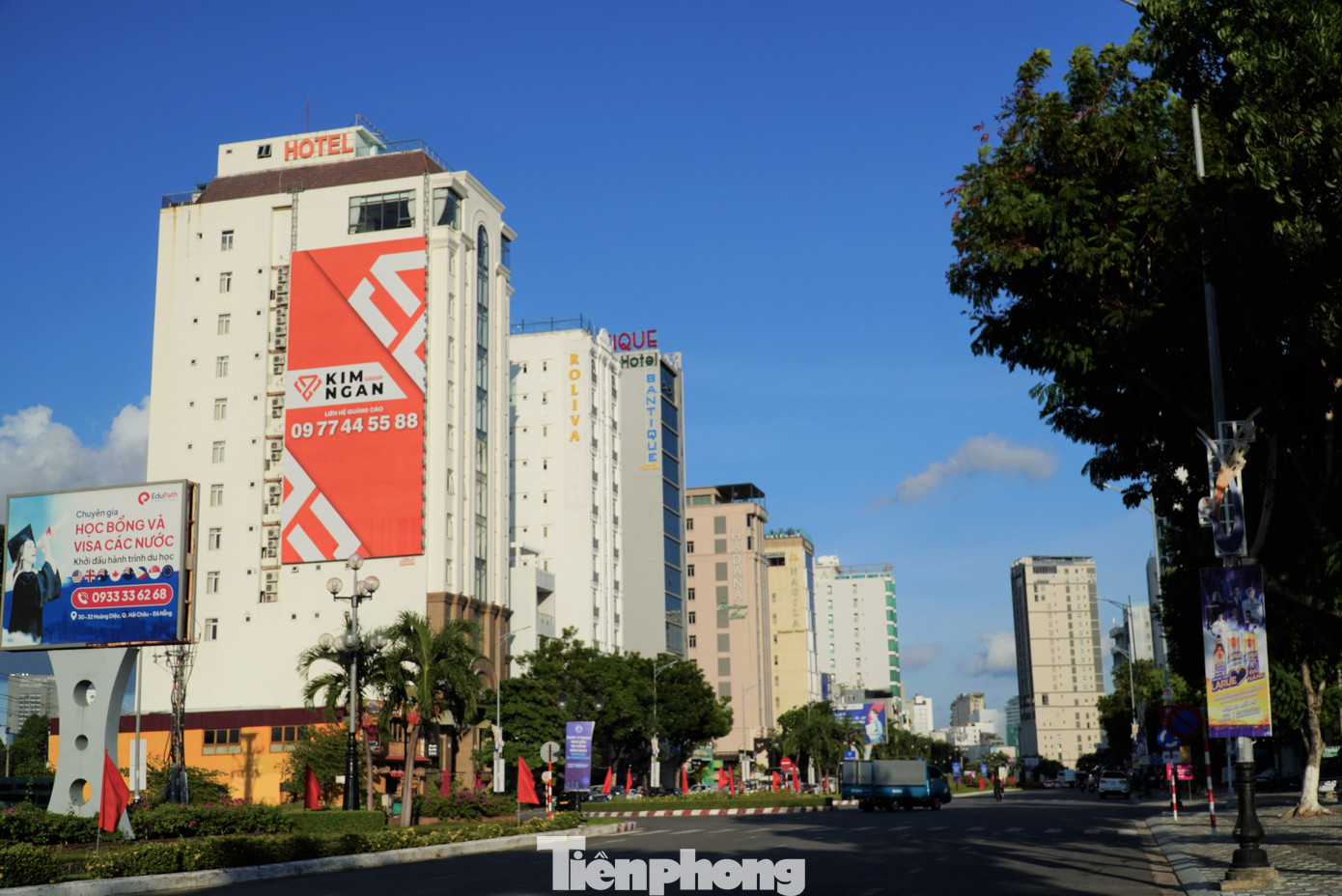 Dãy khách sạn trên đường Phạm Văn Đồng khá ảm đạm. Nhiều chủ khách sạn cho hay, tình trạng này kéo dài từ sau khi kết thúc lễ hội pháo hoa quốc tế vào tháng đến nay. Ảnh: Thanh Hiền.
