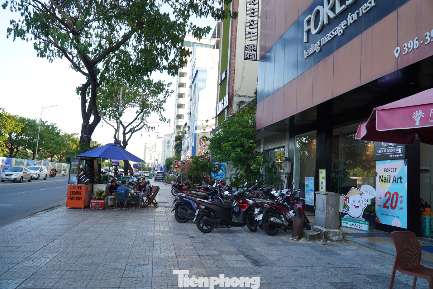 Tuy nhiên trong dịp lễ, trước các khách sạn khá vắng vẻ, chủ yếu xe của khách lẻ. Anh Hoàng Hà, chủ một khách sạn trên đường Hồ Nghinh (quận Sơn Trà) cho hay hiện tại, số lượng phòng đặt từ ngày 31/8-2/9 chỉ đạt khoảng 60%. “Ngày thường khách sạn bán phòng dao động từ 600.000 - 700.000 đồng/phòng, nay lễ đã hạ xuống 500.000 đồng, bao bữa sáng nhưng cũng rất ít khách”, anh nói. Ảnh: Thanh Hiền.