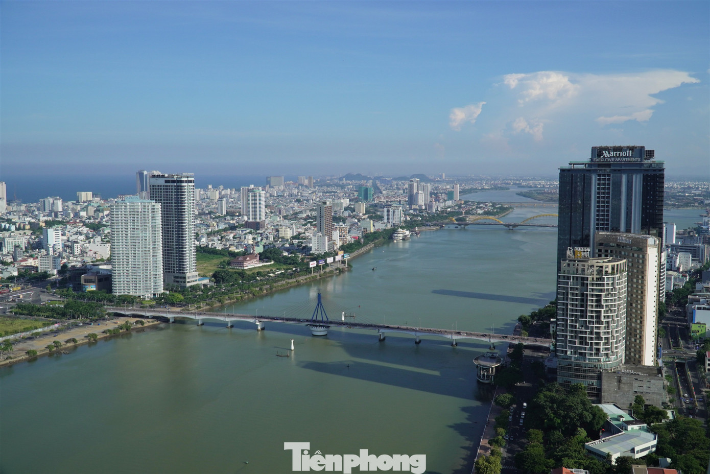 Trao đổi với Tiền Phong, Sở Du lịch TP. Đà Nẵng cho hay, công suất phòng bình quân của các cơ sở lưu trú trong dịp lễ Quốc khánh khoảng 55%, trong đó khách sạn 4-5 sao đạt 55-65%, khách sạn 3 sao trở xuống chỉ 35-45%. Khách lưu trú tập trung đông nhất vào các ngày 1 và 2/9, chủ yếu ở các cơ sở dọc ven biển và một số khách sạn 4-5 sao ở trung tâm thành phố, phần lớn là khách lẻ. Ảnh: Thanh Hiền.