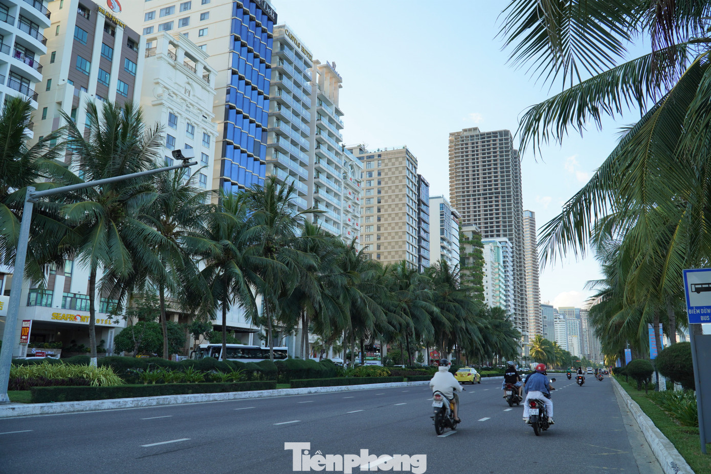 Tuyến đường ven biển yên ắng trong dịp nghỉ lễ Quốc khách dù nơi đây quy tụ hàng trăm khách sạn. Ảnh: Thanh Hiền.