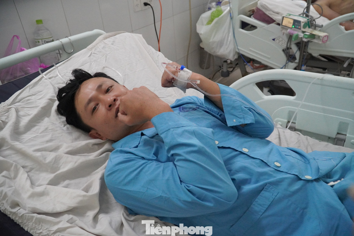 "Tôi đã quắp tay, ôm chiếc ba lô như thế này trước ngực để chống chọi trên biển suốt mấy chục tiếng đồng hồ", anh Hùng nói. Ảnh" Thanh Hiền. "Tôi đã quắp tay, ôm chiếc ba lô như thế này trước ngực để chống chọi trên biển suốt mấy chục tiếng đồng hồ", anh Hùng nói. Ảnh" Thanh Hiền.