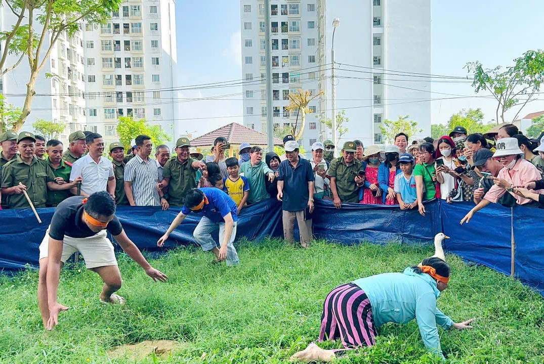 Trò "bịt mắt bắt vịt" khiến bà con cười nắc nẻ. Thanh niên, trung niên, sinh viên, công an... "lăn xả" hết mình tìm bắt vịt. Đây là trò chơi thu hút nhiều khán giả nhất.