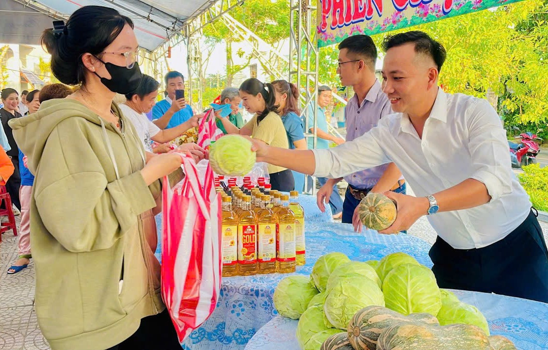 Tại ngày hội đại đoàn kết, nhiều khu dân cư ở Đà Nẵng còn tổ chức phiên chợ 0 đồng để hỗ trợ những hoàn cảnh khó khăn. Đây là dịp ôn lại 94 năm ngày truyền thống Mặt trận Tổ quốc Việt Nam và tình hình khối đại đoàn kết, đồng thời báo cáo kết quả thực hiện các cuộc vận động, phong trào thi đua yêu nước của địa phương.