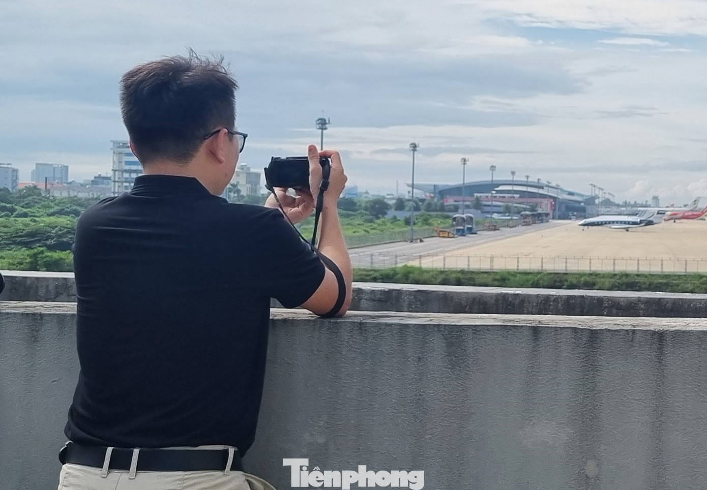 Người dân Đà Nẵng thích thú khi được ngắm nhìn trực tiếp những máy bay đắt đỏ bậc nhất thế giới. Nhiều người đã quay phim, chụp ảnh để khoe với bạn bè.