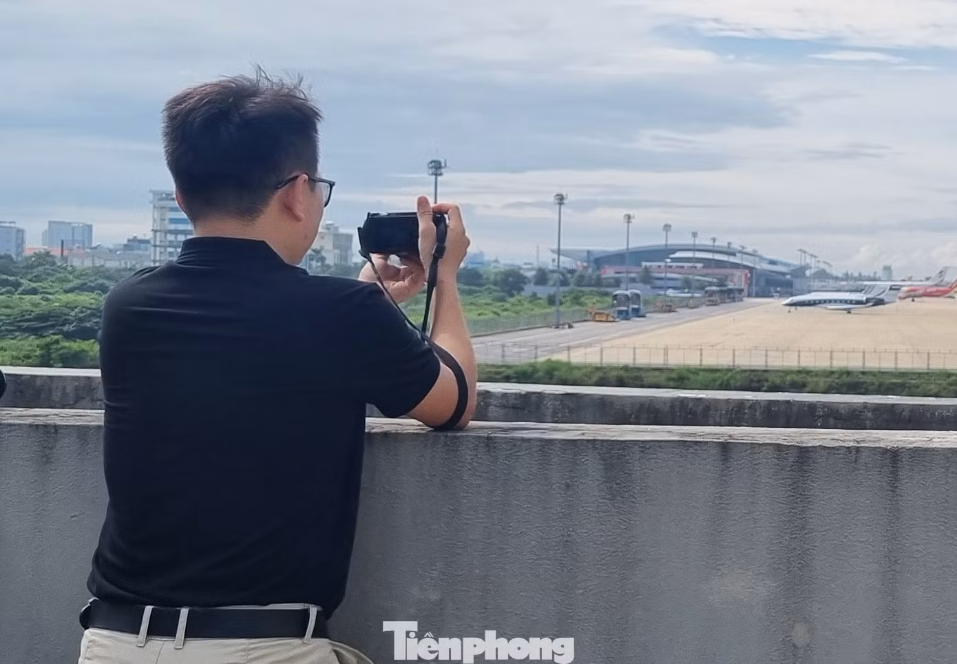Người dân Đà Nẵng thích thú khi được ngắm nhìn trực tiếp những máy bay đắt đỏ bậc nhất thế giới. Nhiều người đã quay phim, chụp ảnh để khoe với bạn bè. Người dân Đà Nẵng thích thú khi được ngắm nhìn trực tiếp những máy bay đắt đỏ bậc nhất thế giới. Nhiều người đã quay phim, chụp ảnh để khoe với bạn bè.