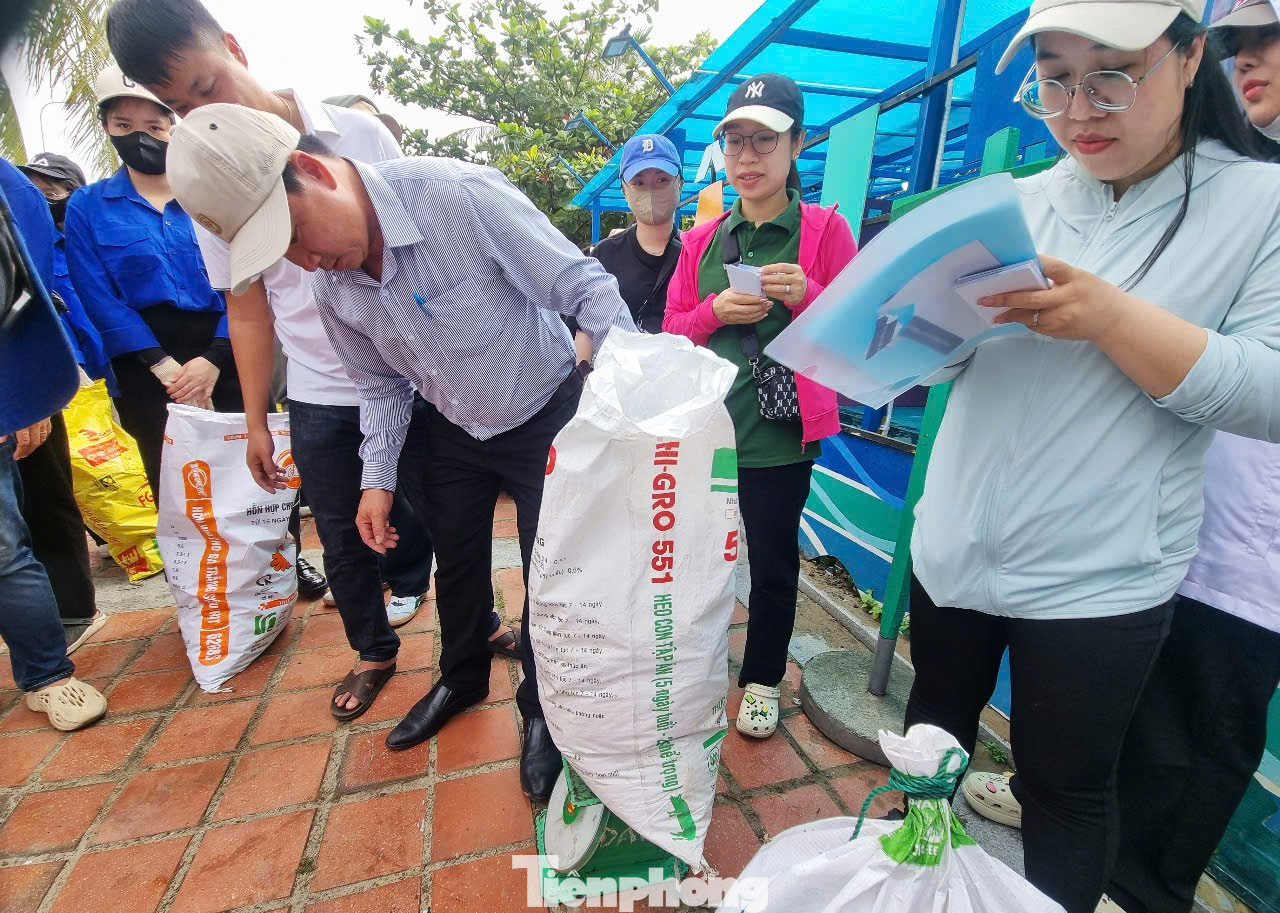 Như Ngọc (Trường Cao đẳng Kinh tế kế hoạch) cho hay cùng hai người bạn đã nhặt được 10kg rác dọc bãi biển. Ngọc nhìn nhận đây là hoạt động rất ý nghĩa đối với lá phổi xanh Sơn Trà cũng như bãi biển, vừa làm đẹp hình ảnh thành phố trong mắt du khách. Như Ngọc (Trường Cao đẳng Kinh tế kế hoạch) cho hay cùng hai người bạn đã nhặt được 10kg rác dọc bãi biển. Ngọc nhìn nhận đây là hoạt động rất ý nghĩa đối với lá phổi xanh Sơn Trà cũng như bãi biển, vừa làm đẹp hình ảnh thành phố trong mắt du khách.