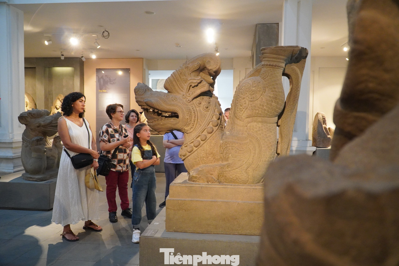 Trong số hàng trăm hiện vật trưng bày, có 9 bảo vật quốc gia, đặc biệt thu hút sự quan tâm của du khách. Ảnh: Thanh Hiền.