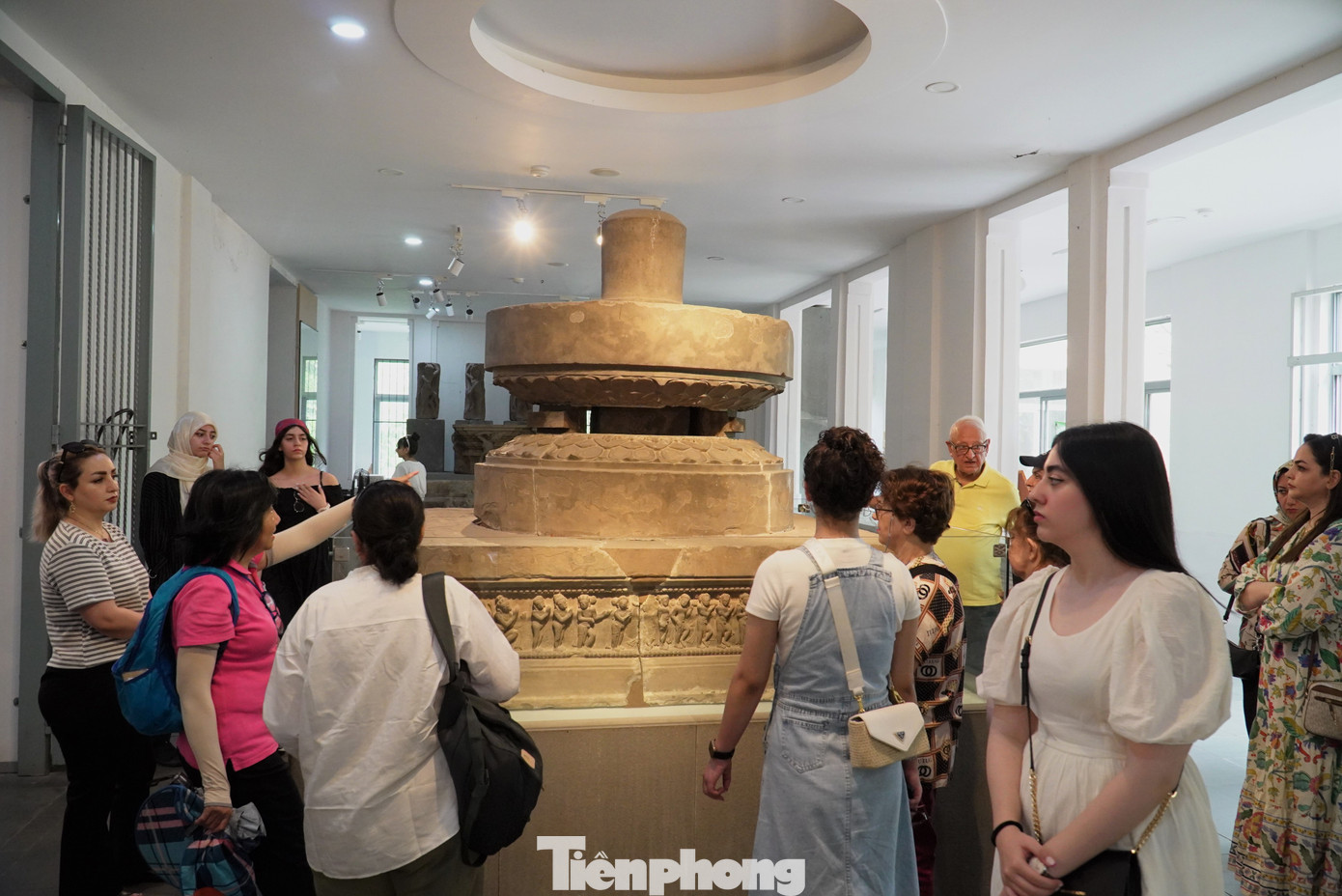 Đài thờ Trà Kiệu (thế kỷ VII – VIII) xuất xứ ở Trà Kiệu, Quảng Nam, chất liệu sa thạch. Với người Chăm, đài thờ là nơi nối liền thần linh và đền tháp, nối trời và đất. Đài thờ được đặt ở trung tâm ngôi tháp chính, bên trên đài thờ thường đặt Linga - Yoni hoặc tượng thờ liên quan đến vị thần được dâng cúng ngôi tháp. Đài thờ Trà Kiệu phía trên là một Linga, ở giữa là bệ Yoni gồm 2 thớt tròn được trang trí những cánh hoa sen cách điệu đối xứng nhau, phía dưới là chiếc bệ vuông. Ảnh: Thanh Hiền.