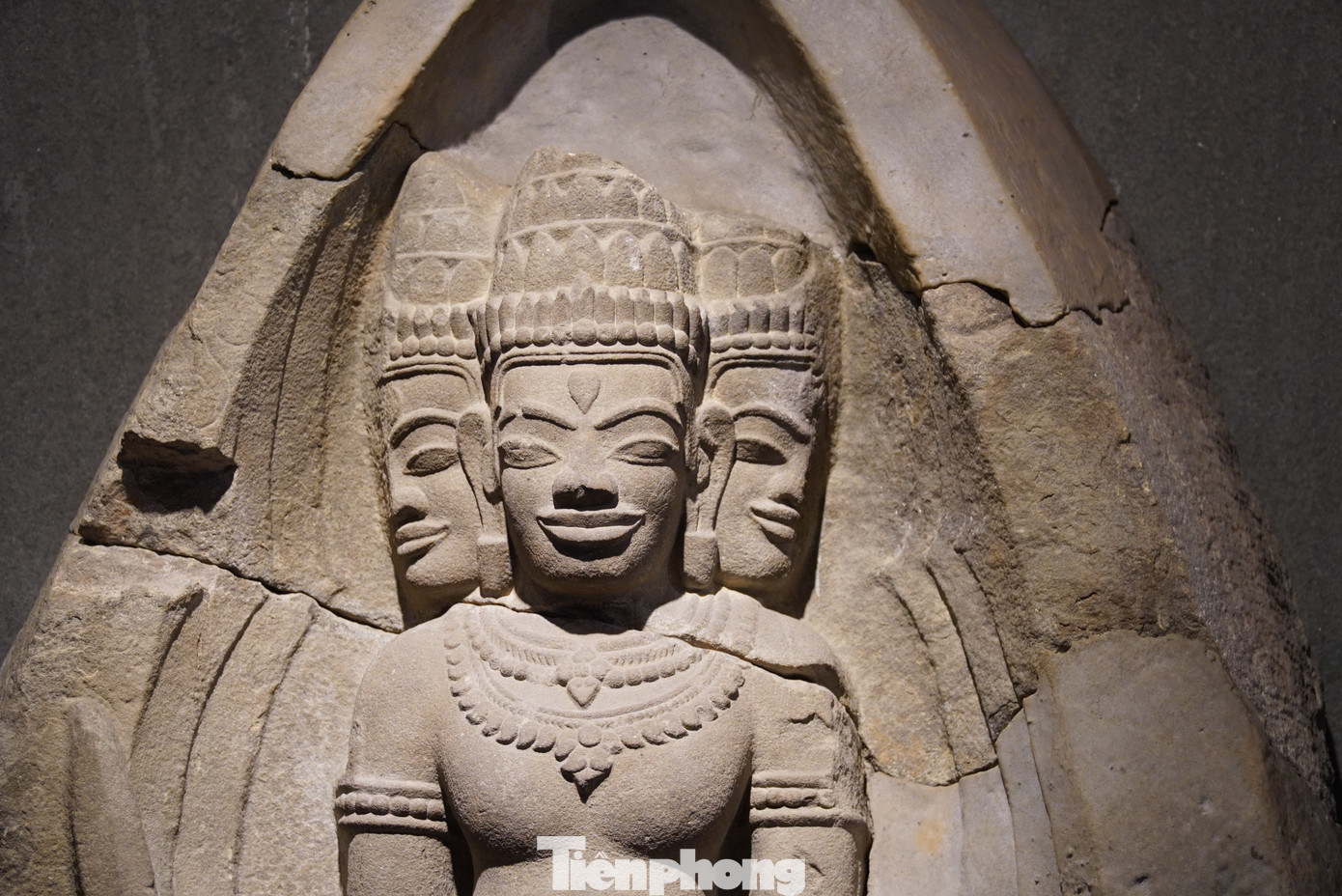 Trong số hàng trăm hiện vật trưng bày, có 9 bảo vật quốc gia, đặc biệt thu hút sự quan tâm của du khách. Ảnh: Thanh Hiền.