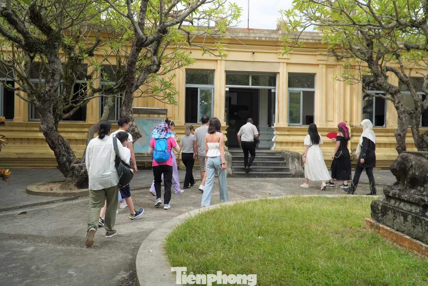 Từng đoàn khách nối nhau vào thăm Bảo tàng Điêu khắc Chăm, hầu hết là khách quốc tế. Ảnh: Thanh Hiền.