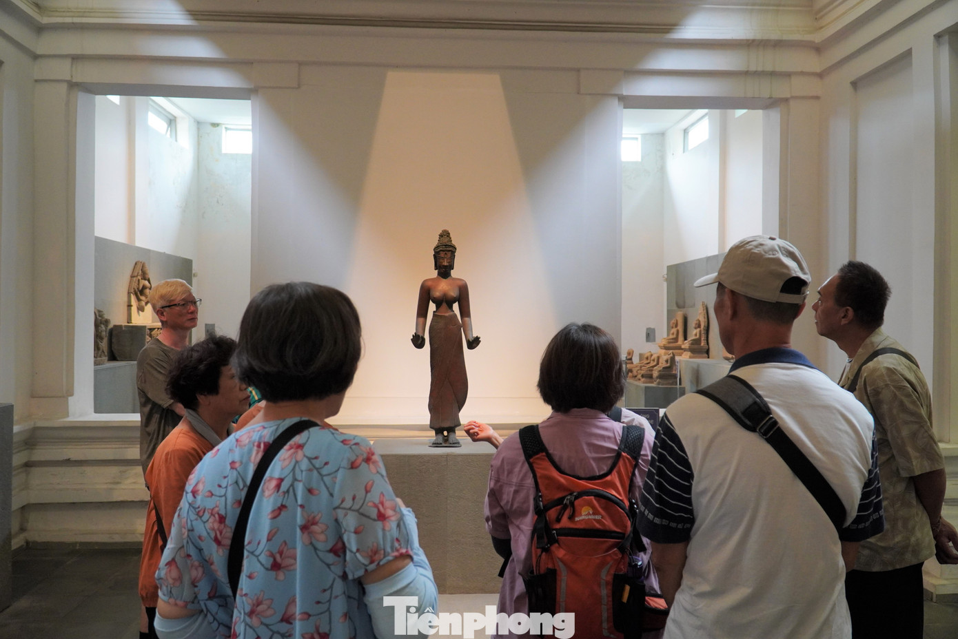 Tượng bồ tát Tara/ Laksmindra Lokesvara (cuối thế kỷ IX – đầu thế kỷ X), xuất xứ Đồng Dương, Quảng Nam, cao gần 1,15 m, chất liệu đồng, được người dân địa phương tình cờ tìm thấy năm 1978. Tác phẩm này là một trong những tượng Tara bằng đồng quan trọng nhất được phát hiện tại khu vực Đông Nam Á. Hiện vật được công nhận là Bảo vật quốc gia vào năm 2012. Ảnh: Thanh Hiền.