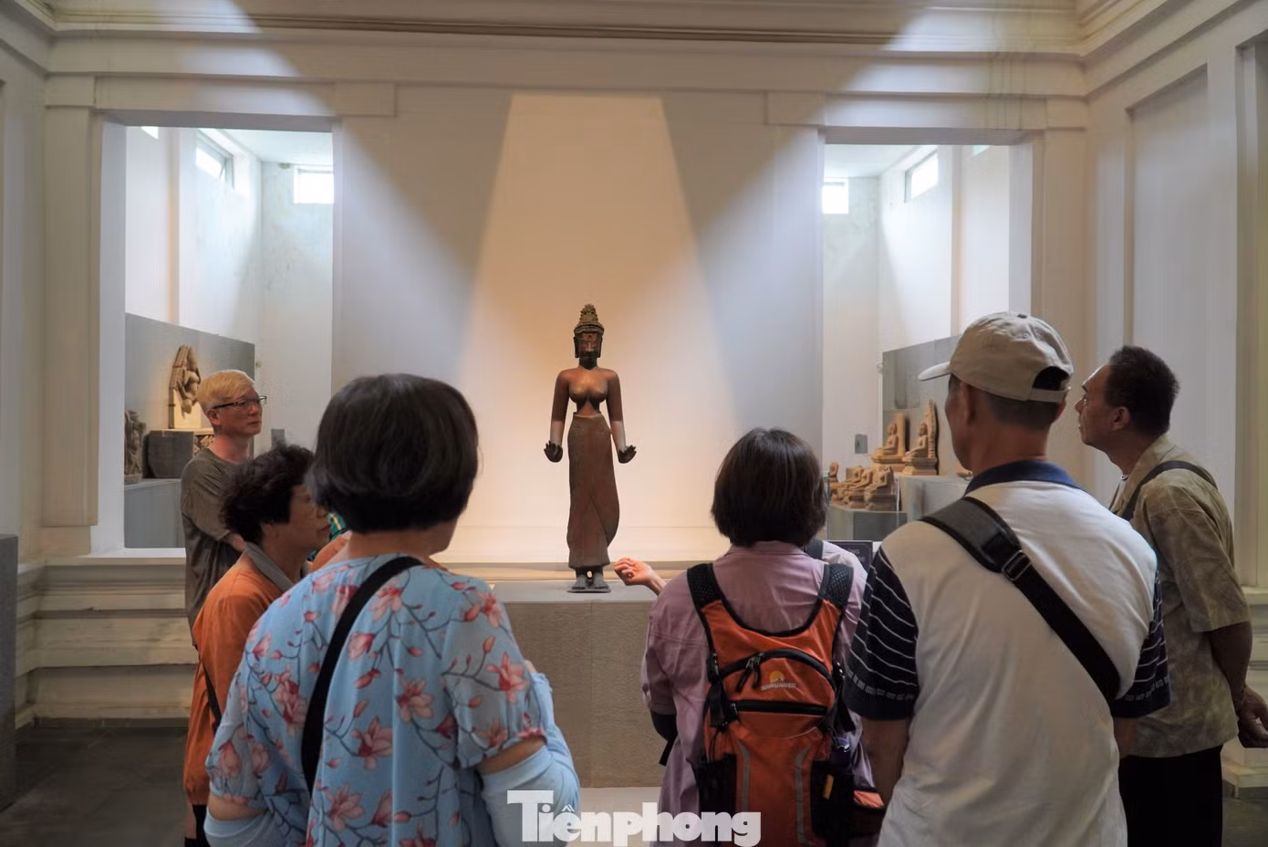 Tượng bồ tát Tara/ Laksmindra Lokesvara (cuối thế kỷ IX – đầu thế kỷ X), xuất xứ Đồng Dương, Quảng Nam, cao gần 1,15 m, chất liệu đồng, được người dân địa phương tình cờ tìm thấy năm 1978. Tác phẩm này là một trong những tượng Tara bằng đồng quan trọng nhất được phát hiện tại khu vực Đông Nam Á. Hiện vật được công nhận là Bảo vật quốc gia vào năm 2012. Ảnh: Thanh Hiền. Tượng bồ tát Tara/ Laksmindra Lokesvara (cuối thế kỷ IX – đầu thế kỷ X), xuất xứ Đồng Dương, Quảng Nam, cao gần 1,15 m, chất liệu đồng, được người dân địa phương tình cờ tìm thấy năm 1978. Tác phẩm này là một trong những tượng Tara bằng đồng quan trọng nhất được phát hiện tại khu vực Đông Nam Á. Hiện vật được công nhận là Bảo vật quốc gia vào năm 2012. Ảnh: Thanh Hiền.