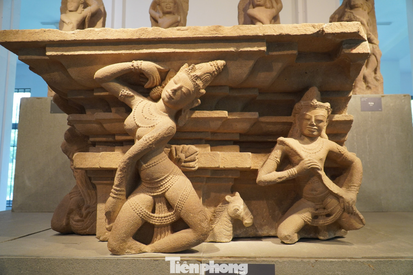 Apsara (thế kỷ X) xuất xứ Trà Kiệu, Quảng Nam, chất liệu sa thạch. Apsara là nàng tiên trong thần thoại Ấn Độ. Một góc đài thờ hiện đang trưng bày được điêu khắc nổi hai vũ nữ Apsara cùng hai nhạc công Gandharva đang chơi đàn. Ảnh: Thanh Hiền.