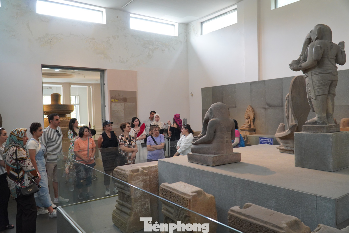 Khách quốc tế tham quan Bảo tàng Điêu khắc Chăm. Ảnh: Thanh Hiền. Khách quốc tế tham quan Bảo tàng Điêu khắc Chăm. Ảnh: Thanh Hiền.