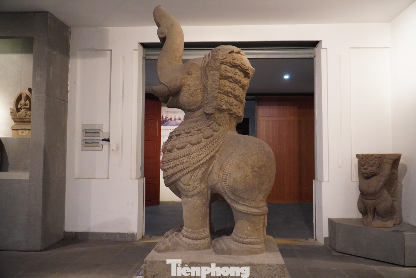 Tượng Gajasimha (thế kỷ XII), xuất xứ tháp Mẫm, Bình Định, chất liệu sa thạch. Tượng được tìm thấy trong cuộc khai quật tại Tháp Mẫm năm 1933-1934 do EFEO thực hiện, và được đưa về bảo tàng từ năm 1935. Ảnh: Thanh Hiền.