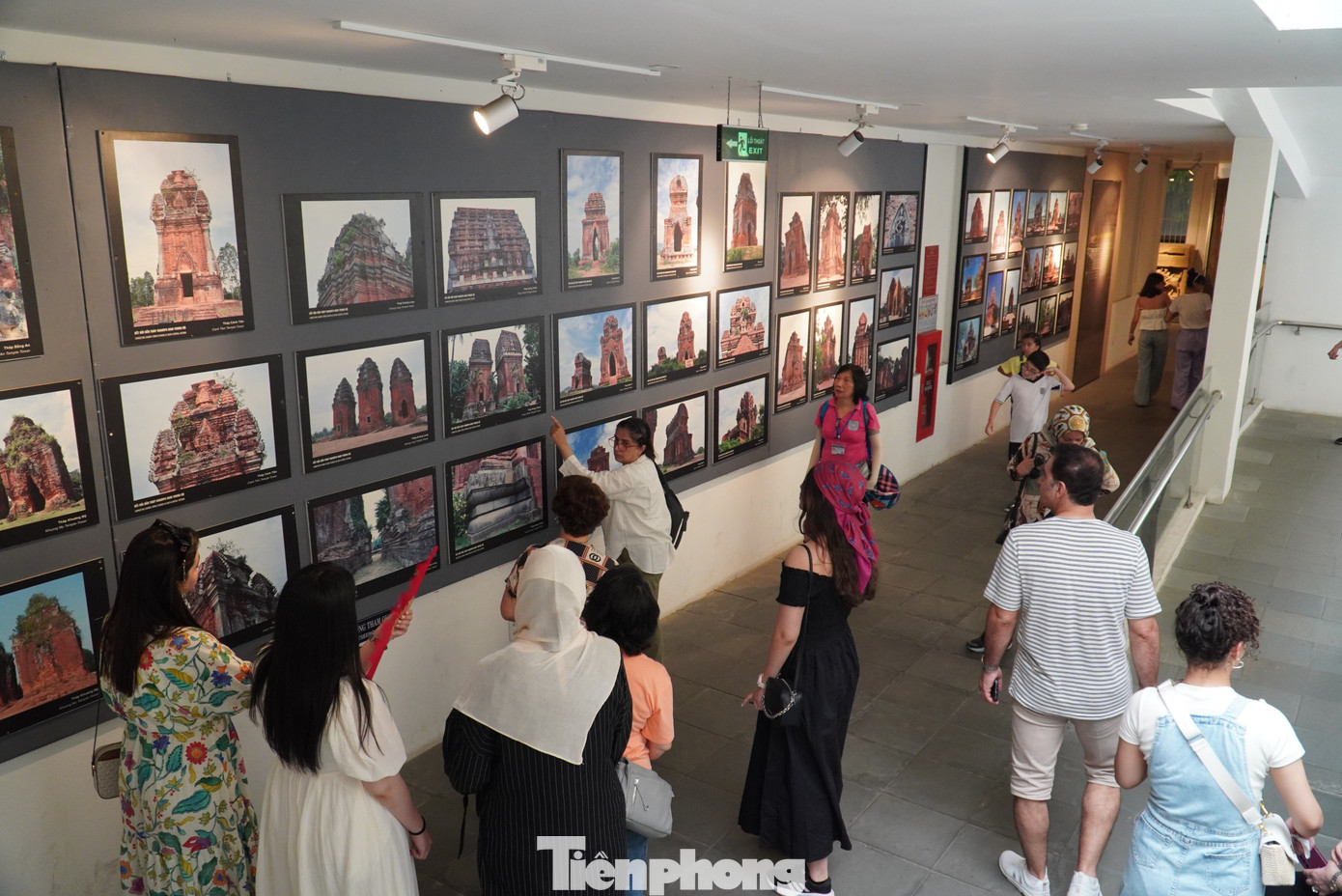 Trong số hàng trăm hiện vật trưng bày, có 9 bảo vật quốc gia, đặc biệt thu hút sự quan tâm của du khách. Ảnh: Thanh Hiền.