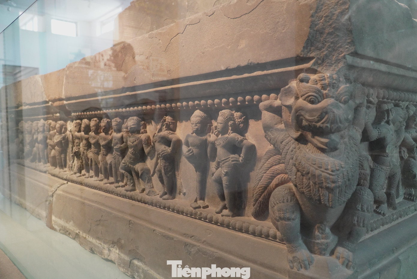 Bốn mặt quanh khối vuông được chạm trổ nhiều người. Bốn góc đài thờ có bốn chú sư tử đưa hai chân trước lên đỡ bệ thờ. Ở giữa hai thớt tròn Yoni, trước kia có một thớt tròn chạm trổ ngực phụ nữ xung quanh nay đã thất lạc. Đài thờ Trà Kiệu được đánh giá là một trong những kiệt tác điêu khắc. Đài thờ được đưa về bảo tàng năm 1901, được công nhận là Bảo vật quốc gia vào năm 2012. Ảnh: Thanh Hiền.