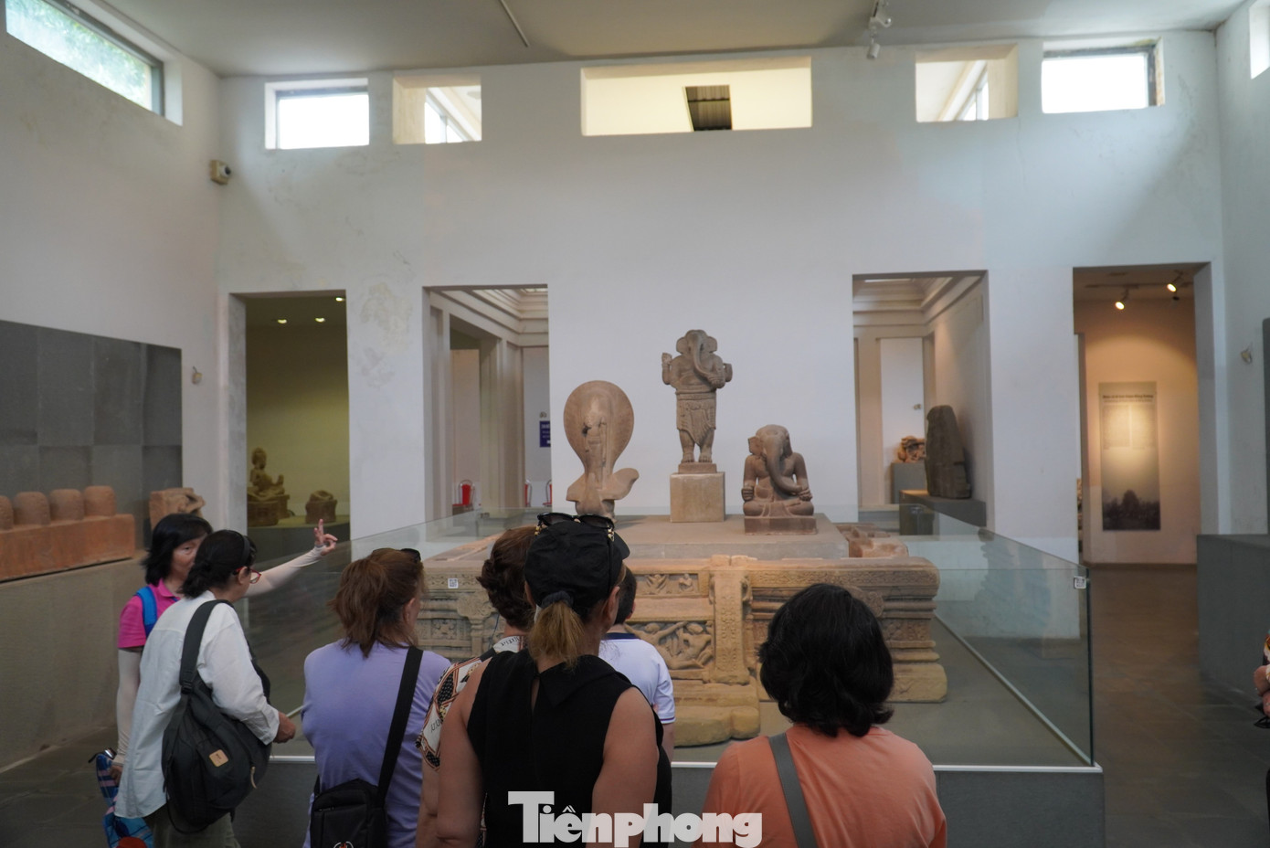 Du khách vây quanh tượng thần Ganesha (thế kỷ VII), xuất xứ Mỹ Sơn, Quảng Nam, chất liệu sa thạch. Tượng được phát hiện vào năm 1903 khi Viện Viễn Đông Bác Cổ Pháp (EFEO) tiến hành khảo cổ tại di tích Mỹ Sơn, và được đưa về lưu giữ tại bảo tàng từ năm 1918. Đây là một trong những tượng tròn hiếm hoi thể hiện vị thần ở dạng thức đứng, còn tương đối nguyên vẹn. Hiện vật được công nhận là Bảo vật quốc gia vào năm 2020. Ảnh: Thanh Hiền.