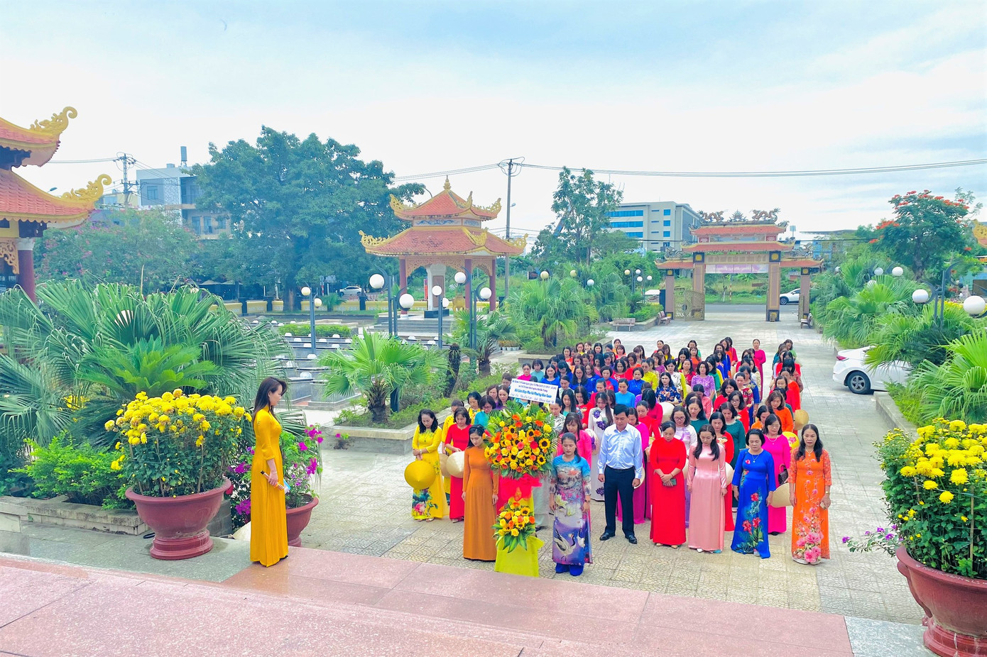 Trong sáng cùng ngày, các cán bộ, hội vên phụ nữ cũng đã dâng hương tưởng nhớ những người đã ngã xuống vì Tổ quốc.