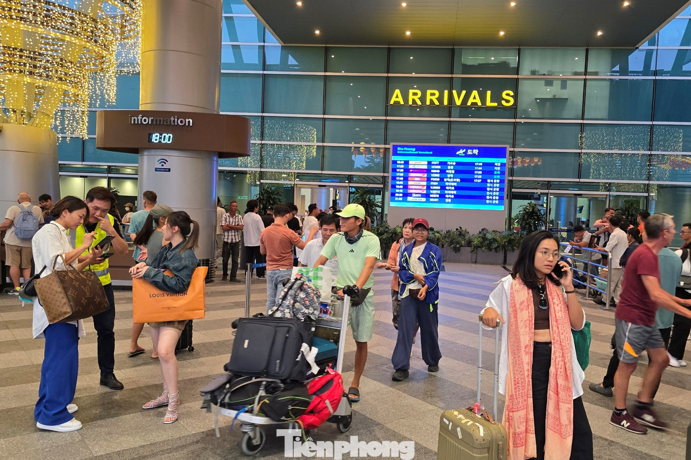 Ga đến sân bay quốc tế Đà Nẵng nhộn nhịp du khách nước ngoài, các chuyến bay đến liên tiếp trong ngày đầu nghỉ lễ.