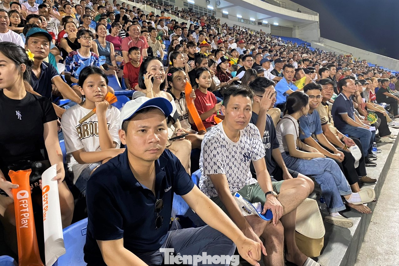 Anh Nguyễn Hoàng Vương (47 tuổi, quận Hải Châu, Đà Nẵng) cho hay khi biết dàn cầu thủ huyền thoại Brazil đến Đà Nẵng, anh đã rất háo hức và mua vé ngay. "Đó là thần tượng một thời của tôi, giờ được tận mắt xem họ thi đấu thì quá may mắn và hạnh phúc", anh chia sẻ. (Ảnh: Thanh Hiền).