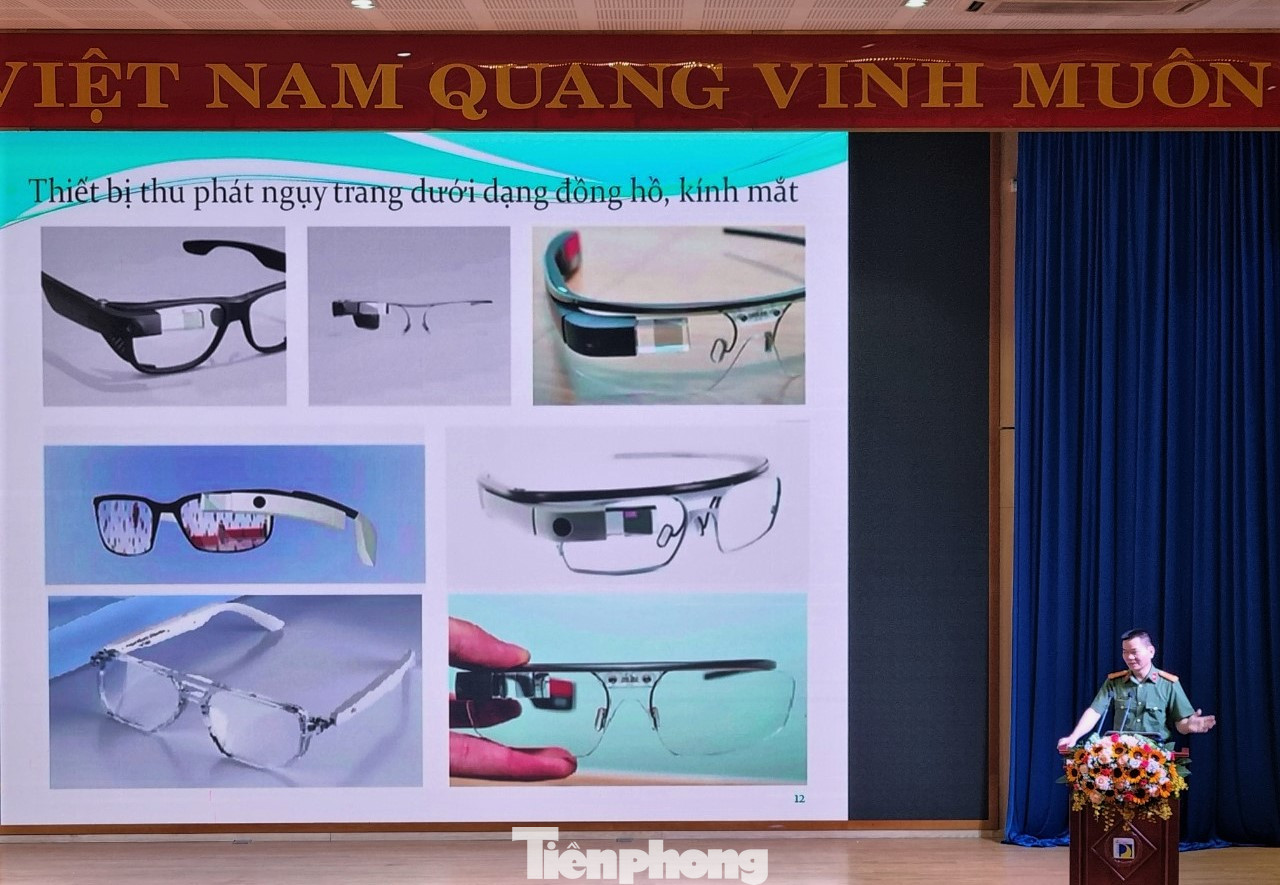 Các thiết công nghệ được thí sinh sử dụng để gian lận. (Ảnh: Thanh Trần).