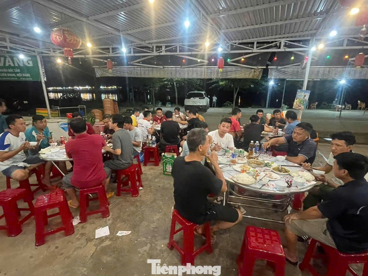 Đoàn cứu trợ từ Đà Nẵng được quán Sóng Chiều (TP. Đông Hà, tỉnh Quảng Trị) mời ghé lại ăn cơm trước khi tiếp tục hành trình ra Bắc. Đoàn cứu trợ từ Đà Nẵng được quán Sóng Chiều (TP. Đông Hà, tỉnh Quảng Trị) mời ghé lại ăn cơm trước khi tiếp tục hành trình ra Bắc.