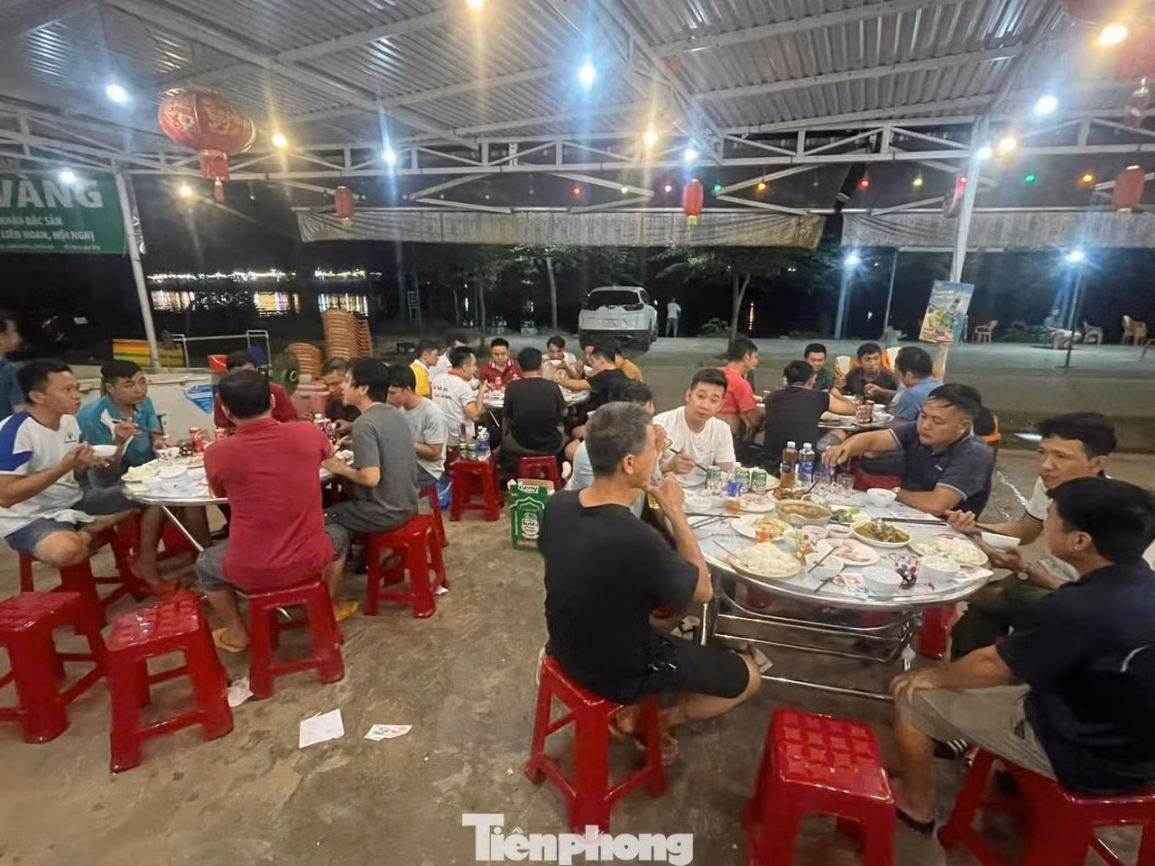 Đoàn cứu trợ từ Đà Nẵng được quán Sóng Chiều (TP. Đông Hà, tỉnh Quảng Trị) mời ghé lại ăn cơm trước khi tiếp tục hành trình ra Bắc.