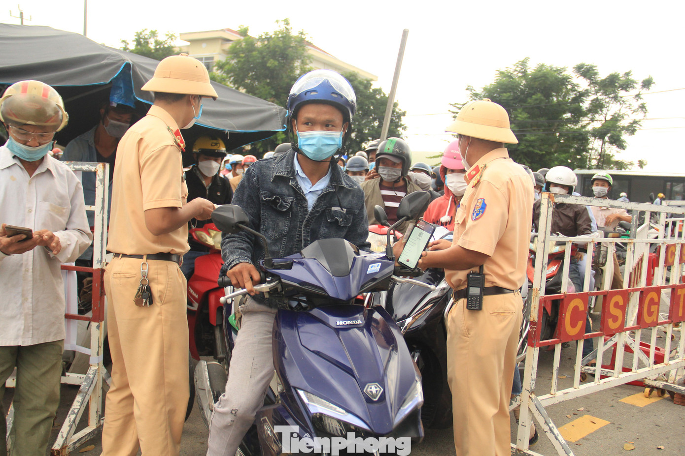 Hiện tại, công dân hai tỉnh thành qua lại thuận tiện hơn do trước đó tỉnh Quảng Nam cũng cho phép người dân từ vùng xanh Đà Nẵng vào không cần xét nghiệm. Hiện tại, công dân hai tỉnh thành qua lại thuận tiện hơn do trước đó tỉnh Quảng Nam cũng cho phép người dân từ vùng xanh Đà Nẵng vào không cần xét nghiệm.