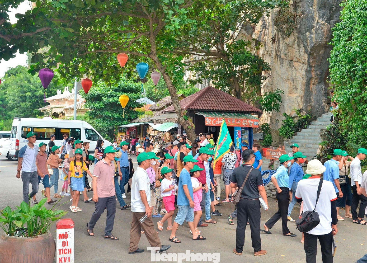 Ông Lê Ngọc Nhất - Phó Trưởng BQL Di tích danh thắng Ngũ Hành Sơn - cho hay, trong 6 tháng đầu năm, danh thắng đón gần 845.000 lượt khách đến tham quan, vượt khoảng 20% so với dự báo. Trong kỳ nghỉ lễ này, riêng ngày đầu đã có 4.000 khách, ngày thứ 2 hơn 5.000 khách, tăng 30% so với năm trước.
